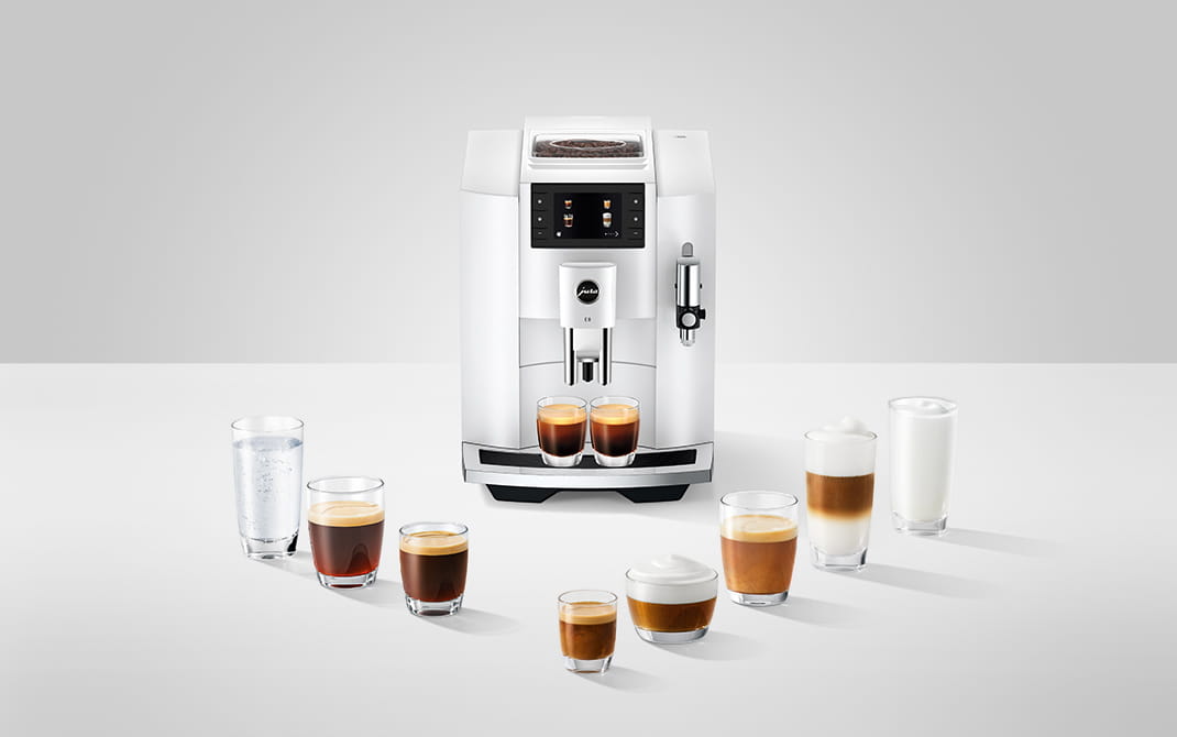 JURA E8 preparing a layered milk specialty